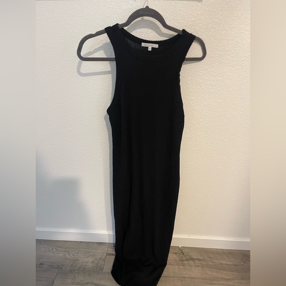Elegant Black Ribbed Midi Dress - Picture 1 of 3